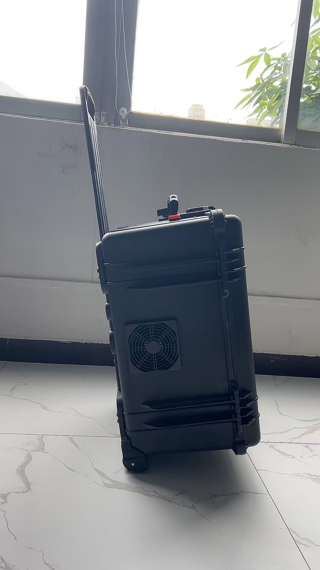 沙湖原种场手拉箱型移动通信干扰器